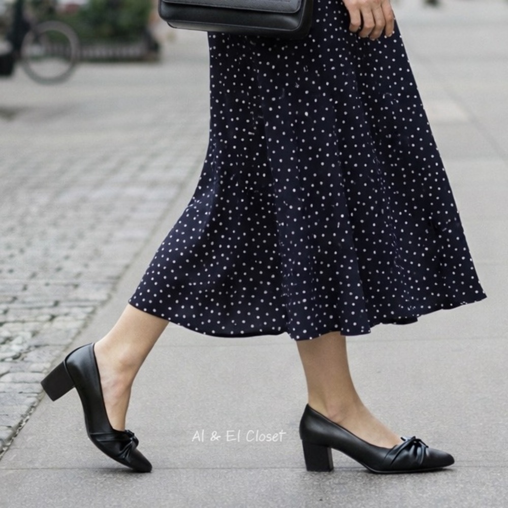 Easy Street Millie Black Pumps Size 8 Medium Low Block Heel with Patent Toe NWB